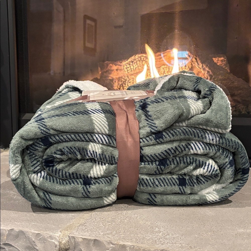American Traditions King Reversible plush,velvet/sherpa blanket,warm,cozy ,plaid - Picture 6 of 7